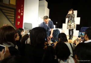 Kawasaki-san gives a group of audience members a close view of a katana.
