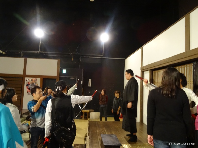 Oikawa-san speaks with the audience about different topics relating to katanas, as audience members practice how to take out the blade from the scabbard.